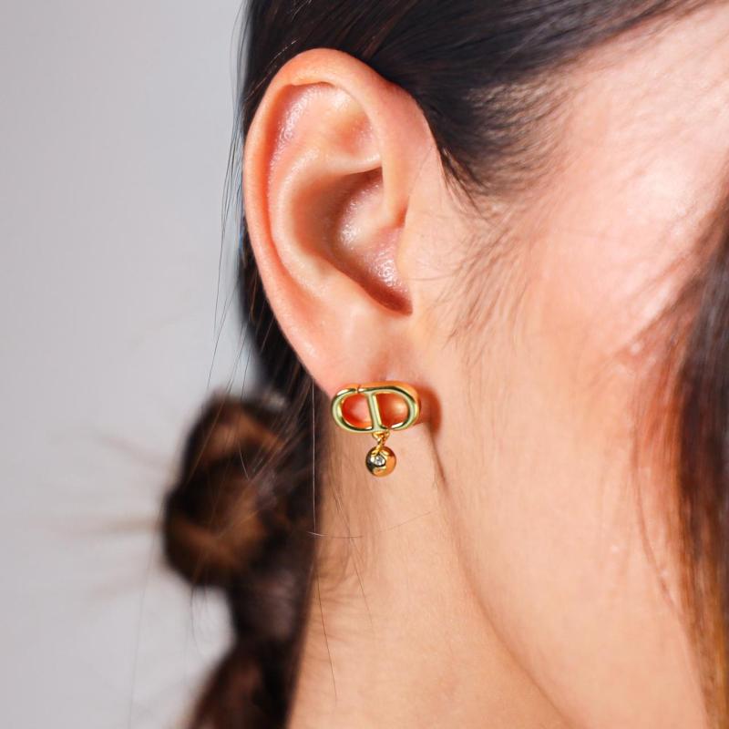 أقراط C&D بتصميم ديور الصغير