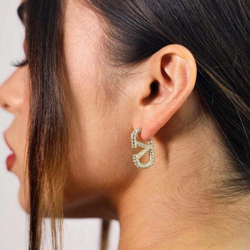 أقراط حرف V بتصميم مميز