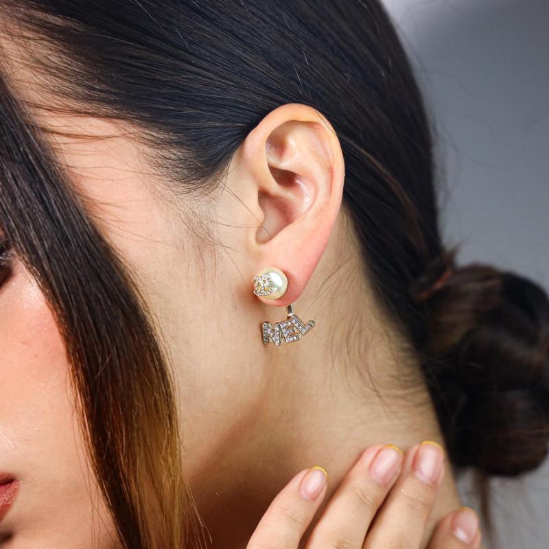 أقراط شعار CAN مع لؤلؤ