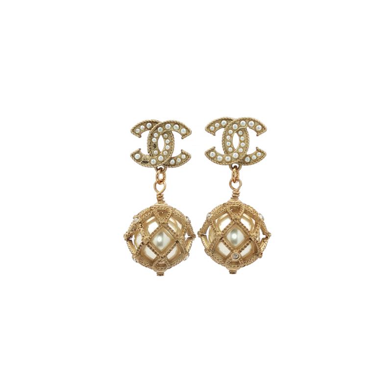 أقراط لؤلؤة داخل قفص متدلي