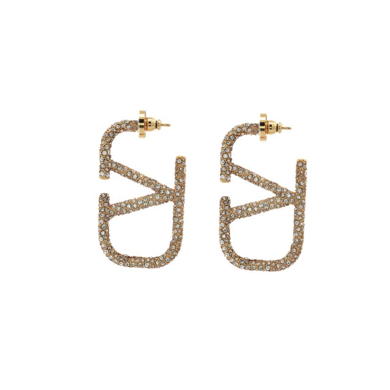 أقراط حرف V بتصميم مميز