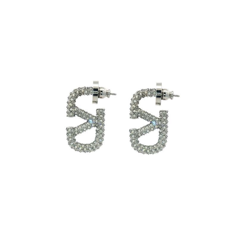 أقراط حرف V بتصميم مميز