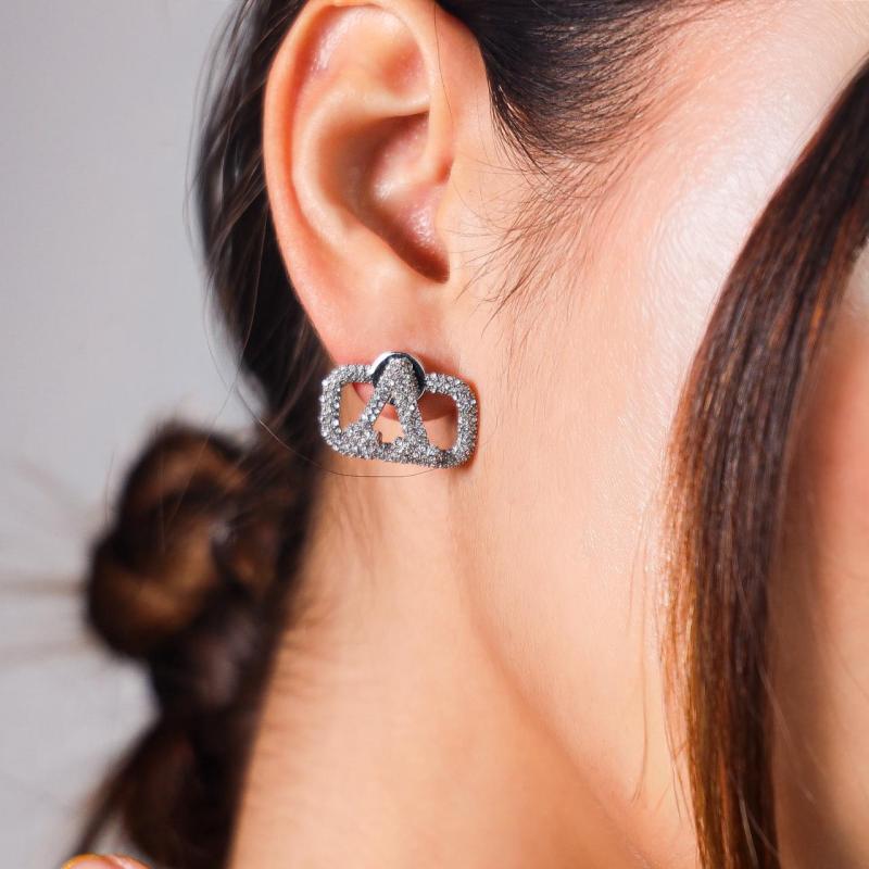 أقراط حرف V بتصميم مميز