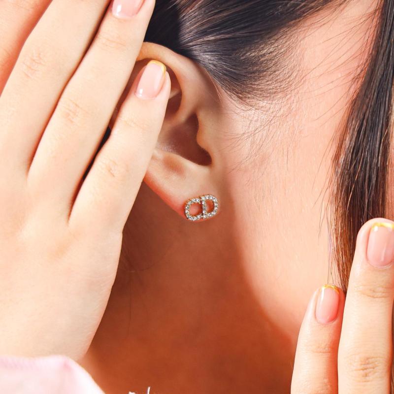 أقراط شعار C&D مع مسامير