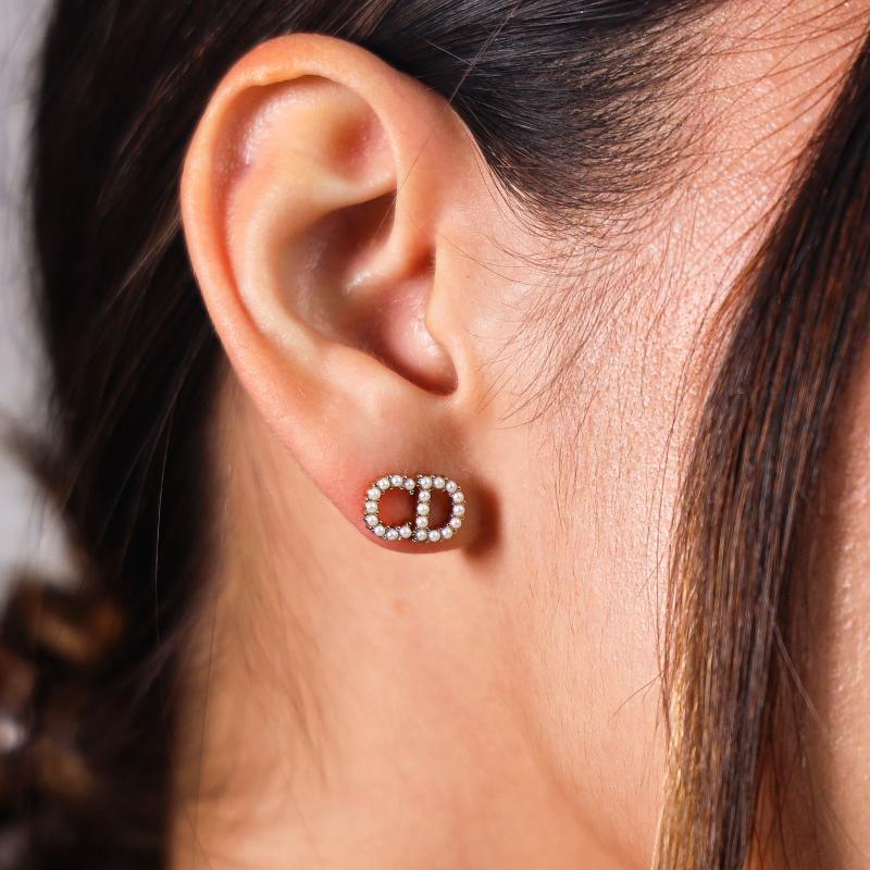 أقراط شعار C&D مع لؤلؤ