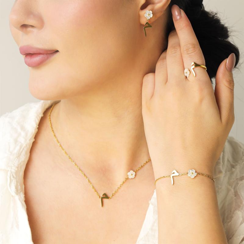 طقم حروف عربية مزينة بالزهور