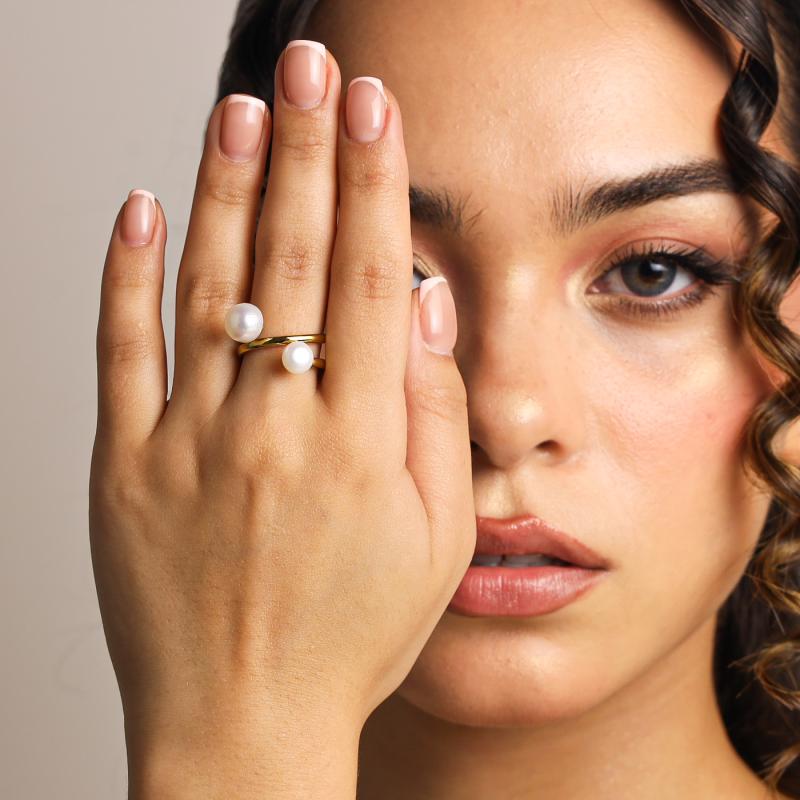 خاتم زركون بشكل متعرّج مزوّد بلؤلؤتين (مقاس حر)