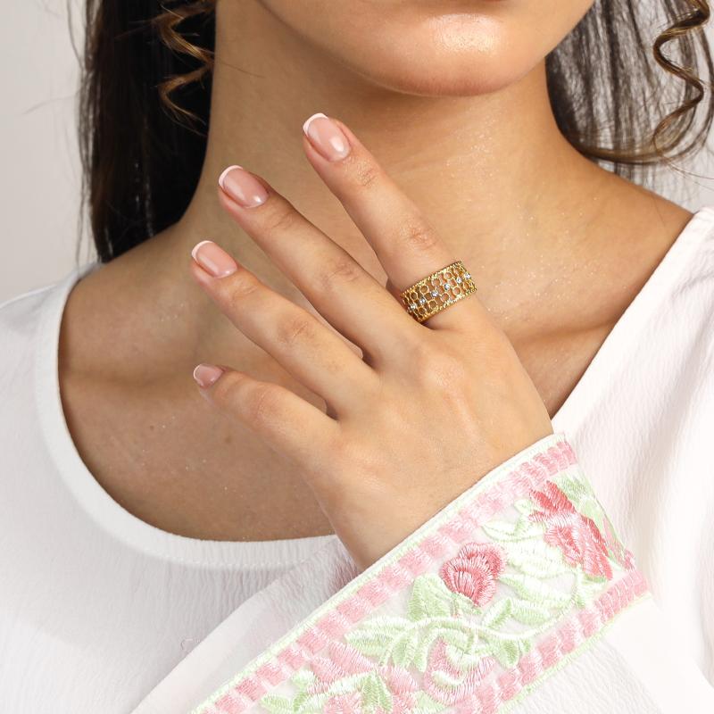 خاتم دوائر مفرّغة مزوّد بأحجار صغيرة