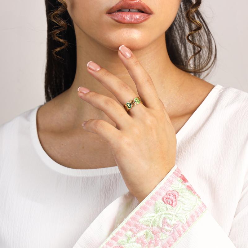 خاتم بيضاوي أخضر مع تصميم فيونكة مرصّع بأحجار زمرد صغيرة