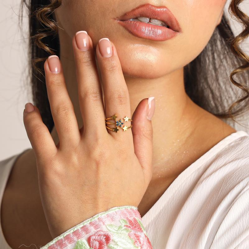 خاتم بخمس نجوم صغيرة مرصّعة بأحجار زرقاء دقيقة