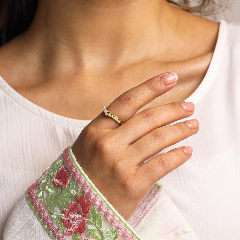 خاتم تاج مرصّع باللآلئ اللامعة