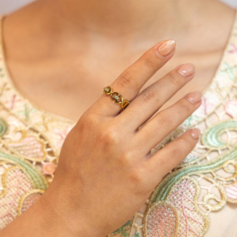 خاتم فيونكة مرصّع بأحجار بيضاء