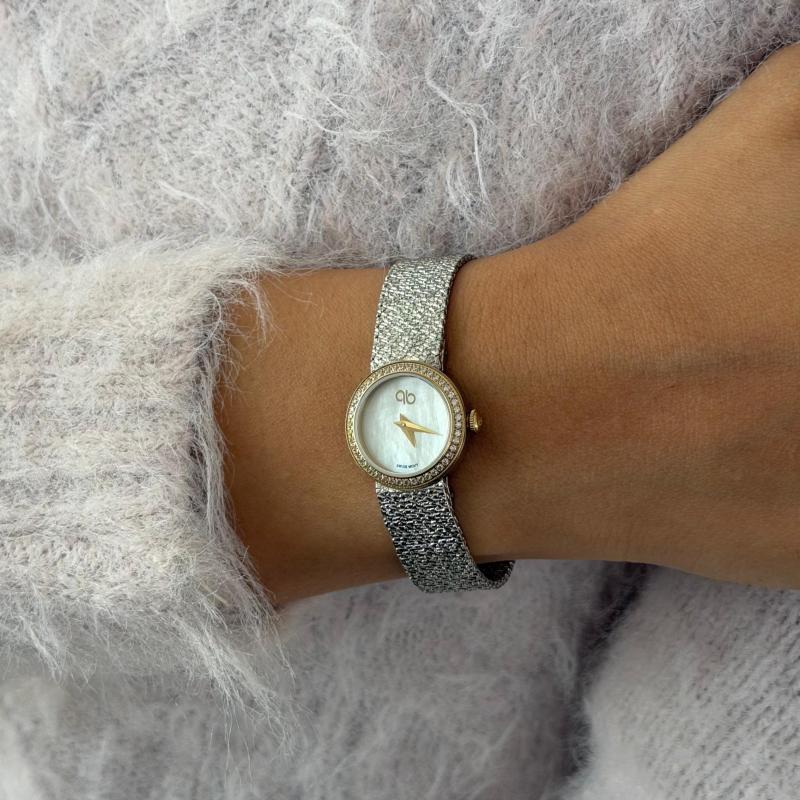 ساعة باريس بوتيك بحبات كريستال 