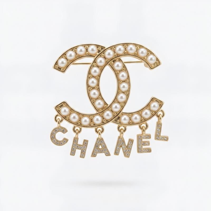 شعار نصي مع بروش لؤلؤ وأحجار