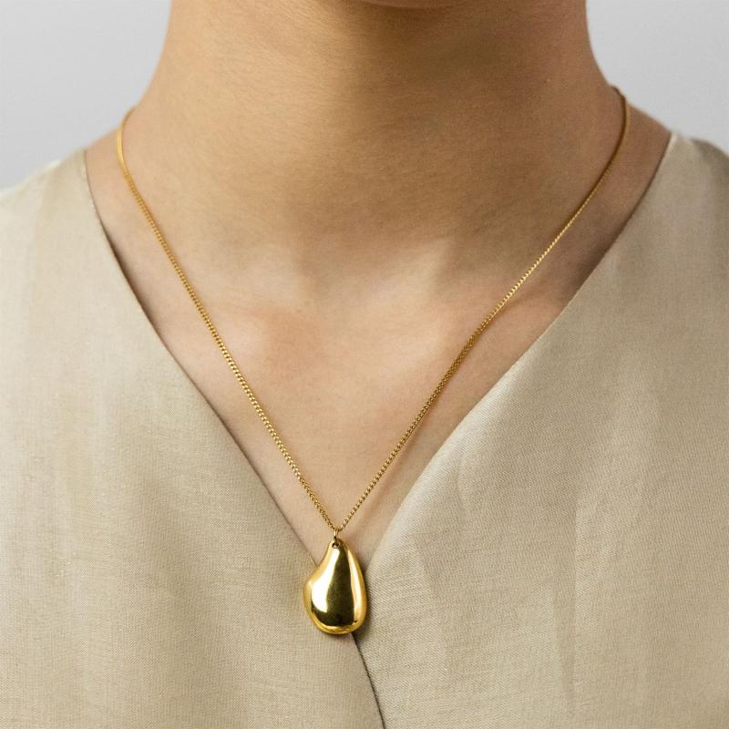 قلادة بحلية حصوية