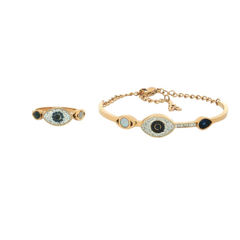 عين زرقاء مع حجر