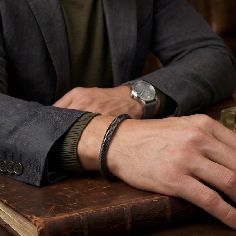 سوار معدني مربع ملتف