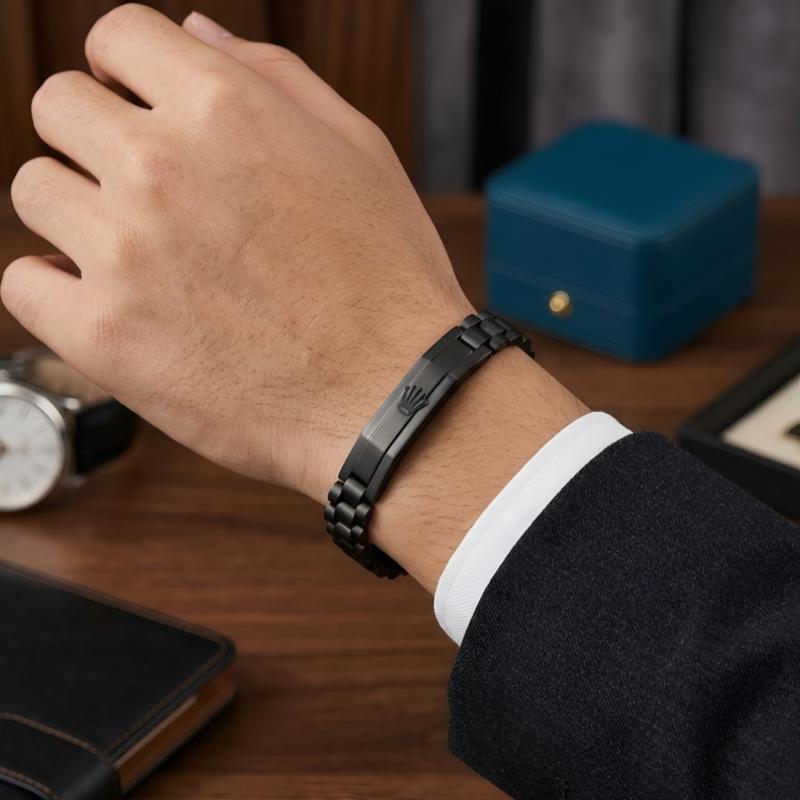 سوار ساعة بشعار FM عمودي