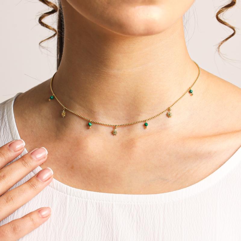 تشوكر بأربع خرزات خضراء صغيرة و3 نجوم