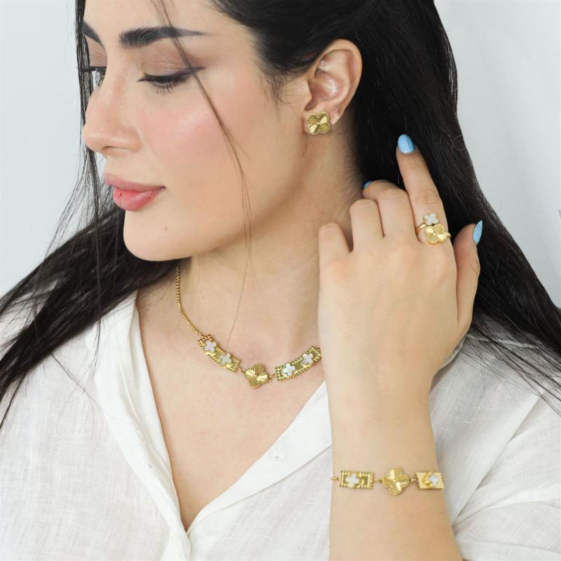 زهرة بيضاء مطلية