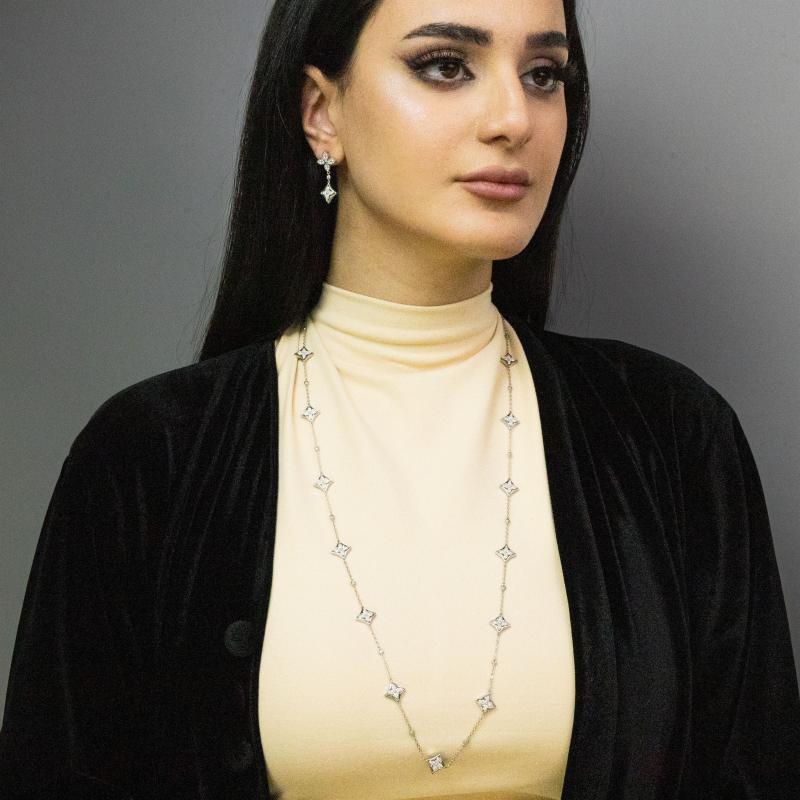 طقم قلادة طويلة مرصعة بأزهار من الألماس مع أقراط مسمارية