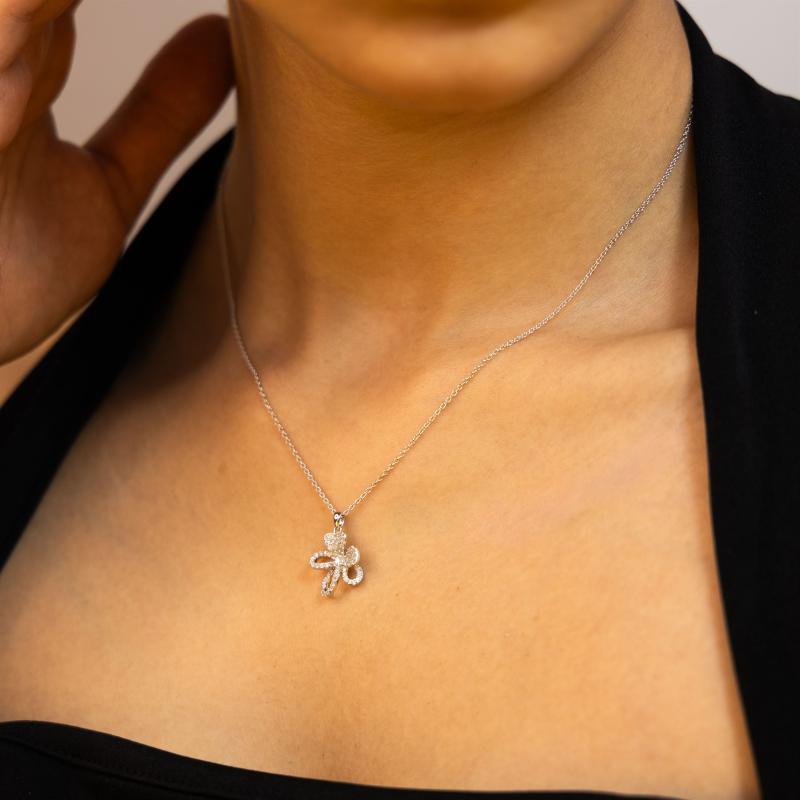 قلادة بتعليقة على شكل فيونكة لامعة (فضة أصلية)