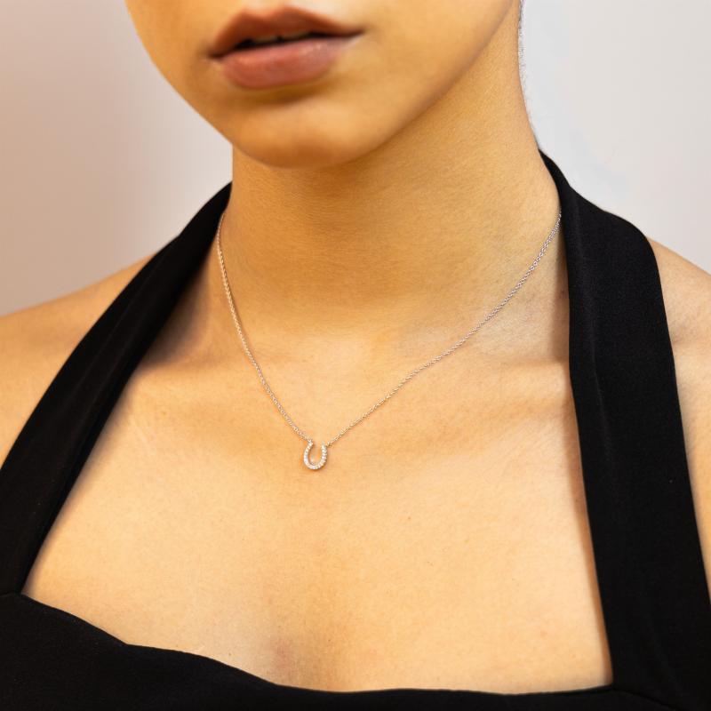 قلادة بتعليقة حدوة حصان لامعة (فضة أصلية)