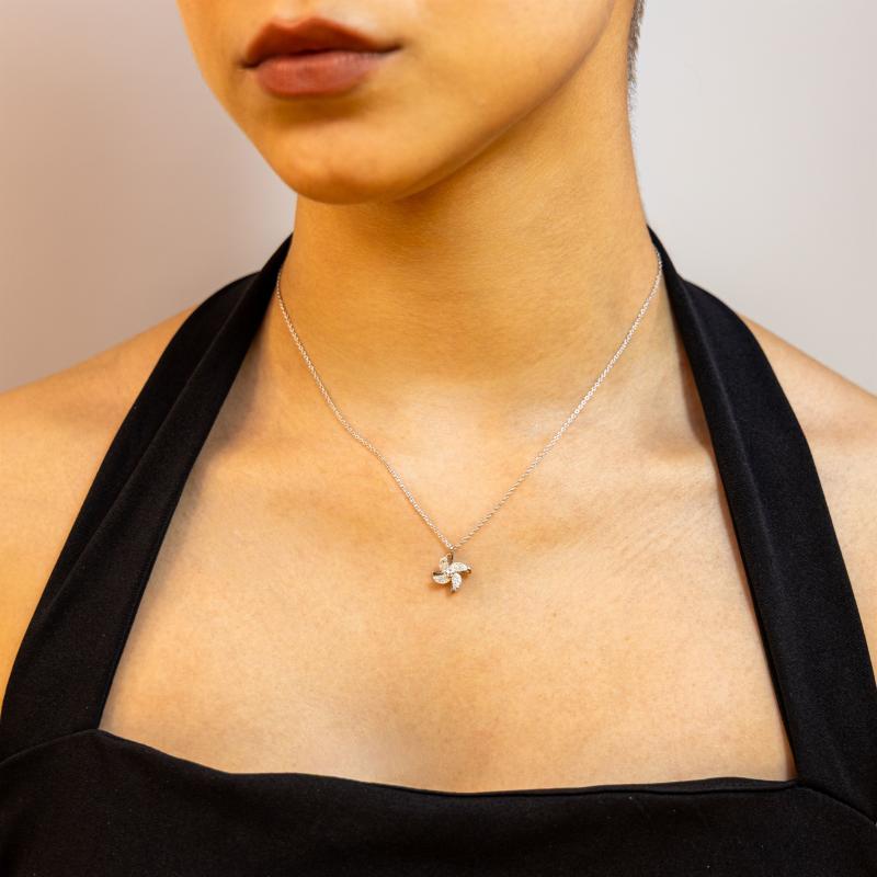 قلادة زهرة بأربع بتلات دوّارة لامعة (فضة أصلية)