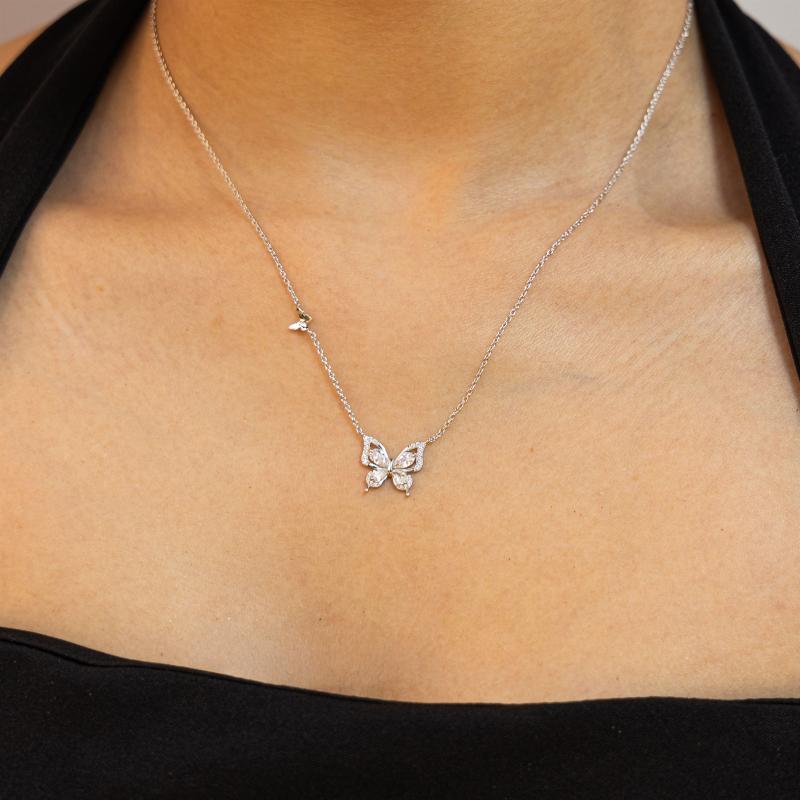 قلادة فراشة طائرة مرصعة بحجر لامع (فضة أصلية)