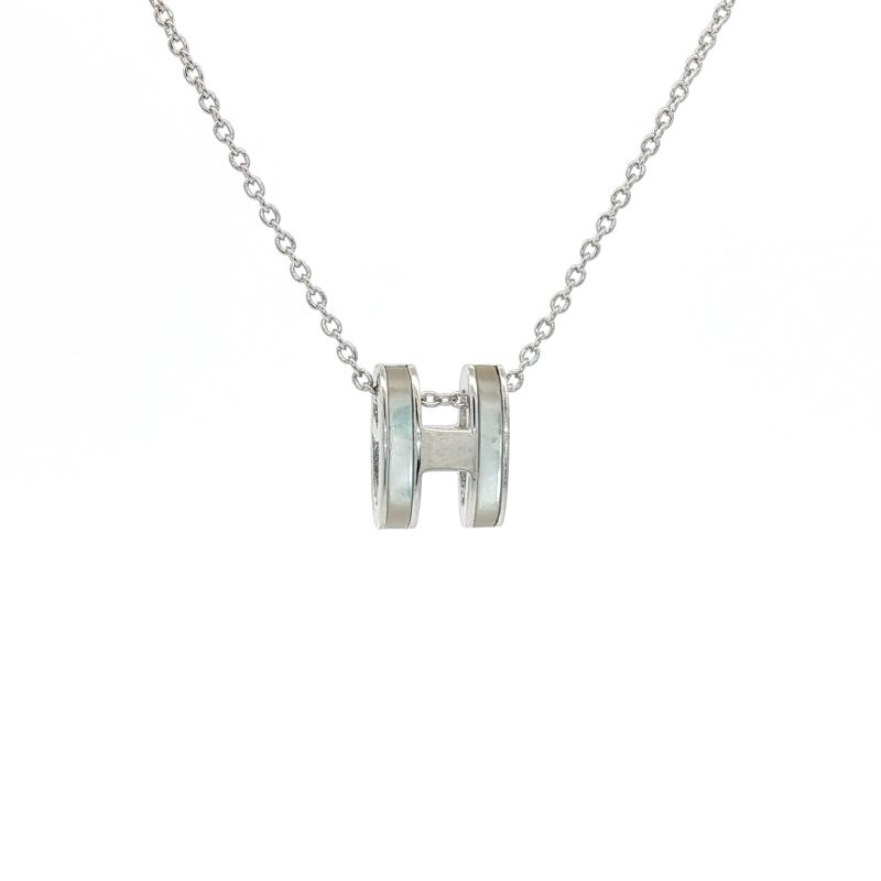 قلادة شعار H ملوّن باللؤلؤ (فضة أصلية)