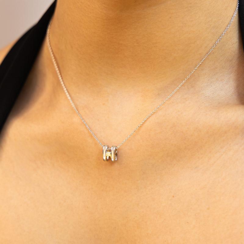 قلادة شعار H ملوّن باللؤلؤ (فضة أصلية)