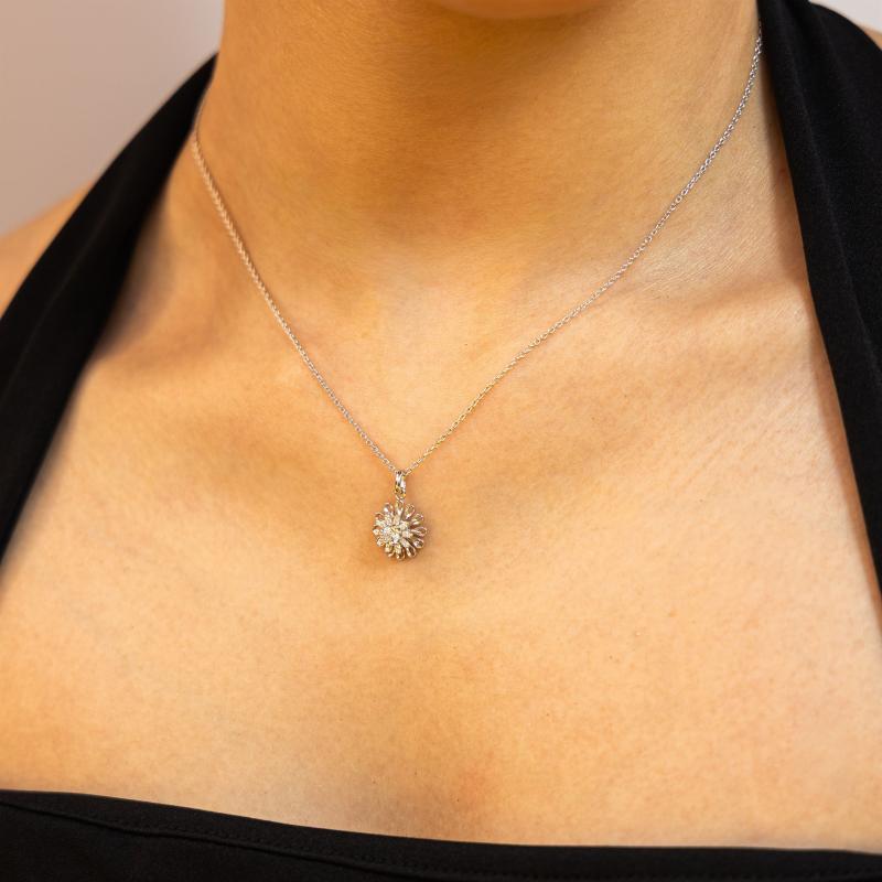 قلادة زهرة دوّارة مرصعة بحجر (فضة أصلية)