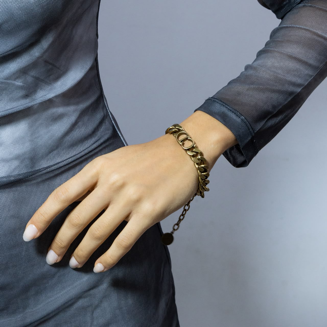 سوار سلسلة سميكة بشعار عتيق