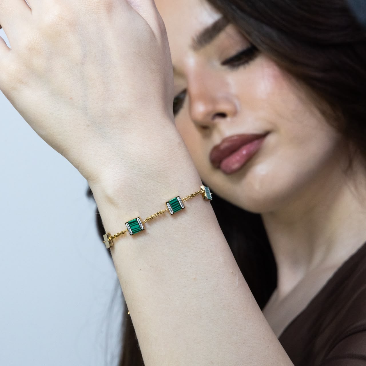 سوار مربعات مع شريط أخضر وأحجار