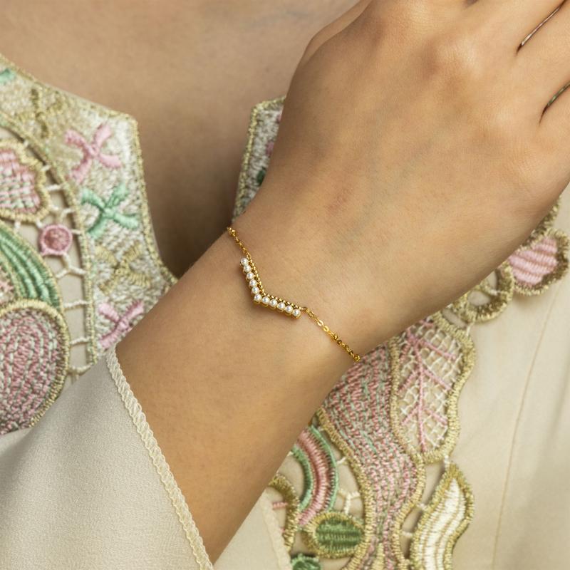 ميني - صف منحني من لآلئ صغيرة