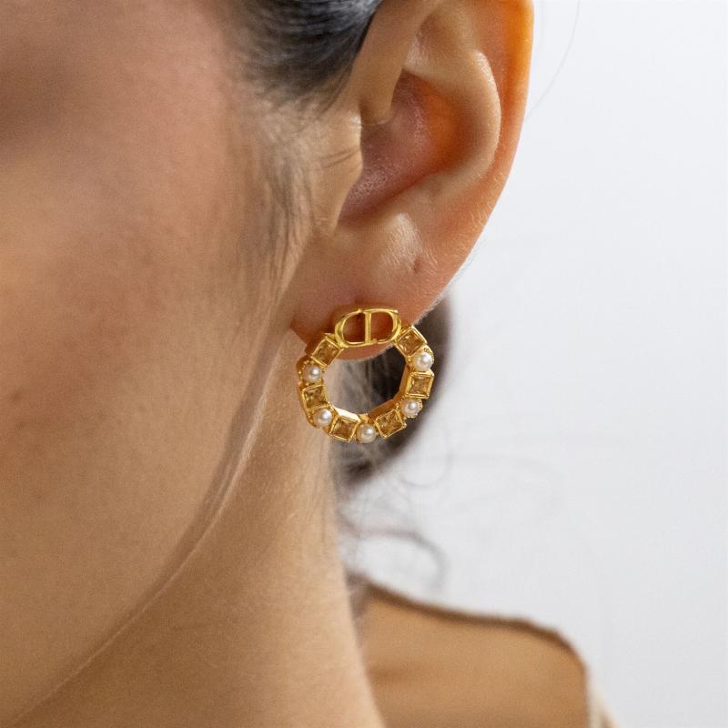 أقراط C&D بشعار مربع مع إطار من الأحجار واللؤلؤ