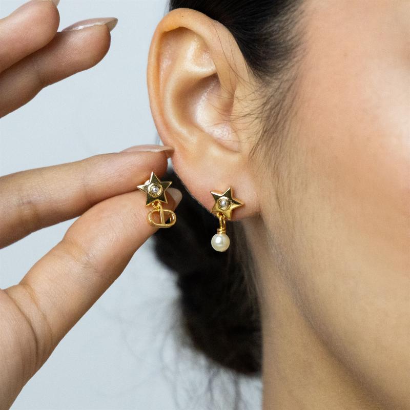 أقراط نجمة بشعار C&D مع لؤلؤ