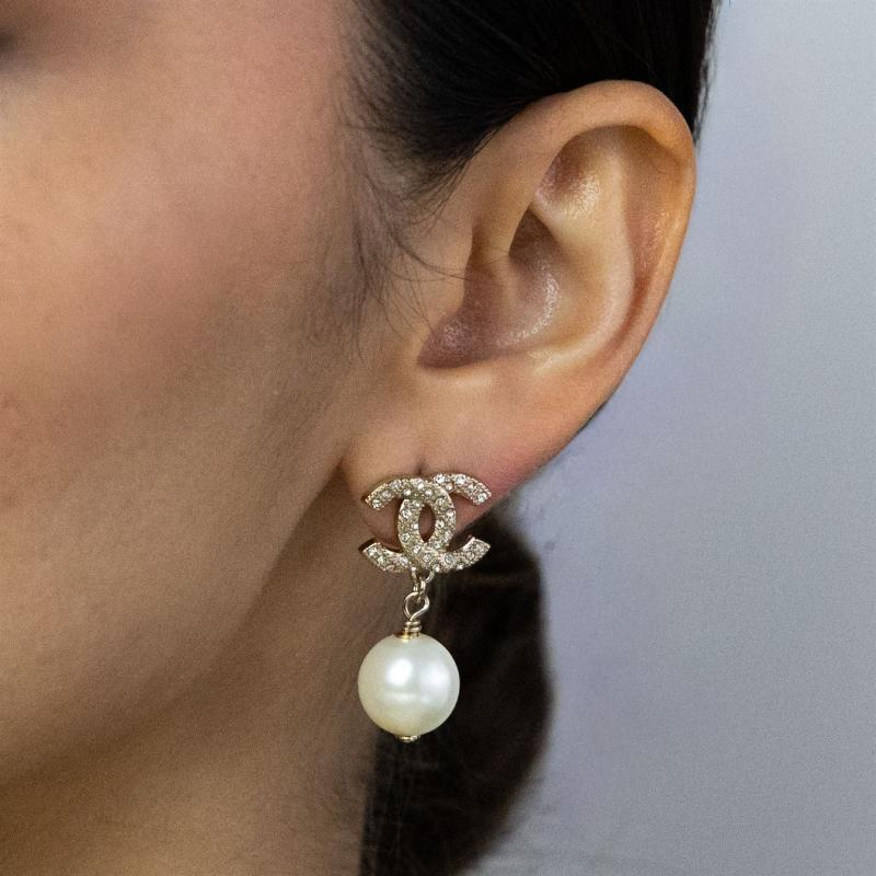 أقراط بشعار CHAN مع حجر ولؤلؤ 