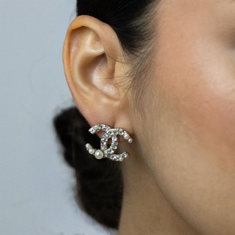 أقراط شعار CC مرصع بالكامل مع لؤلؤ