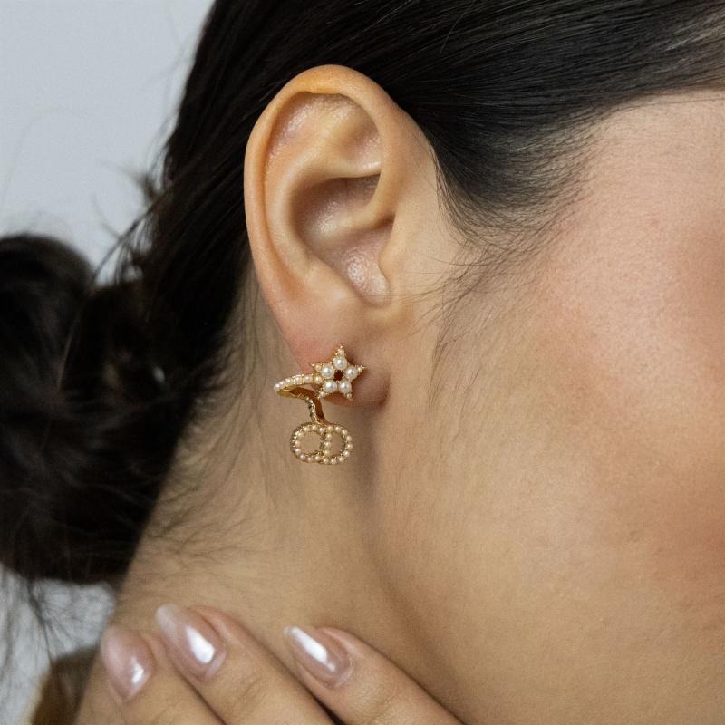 أقراط C&D نجمة لؤلؤية متداخلة مع شعار لؤلؤي