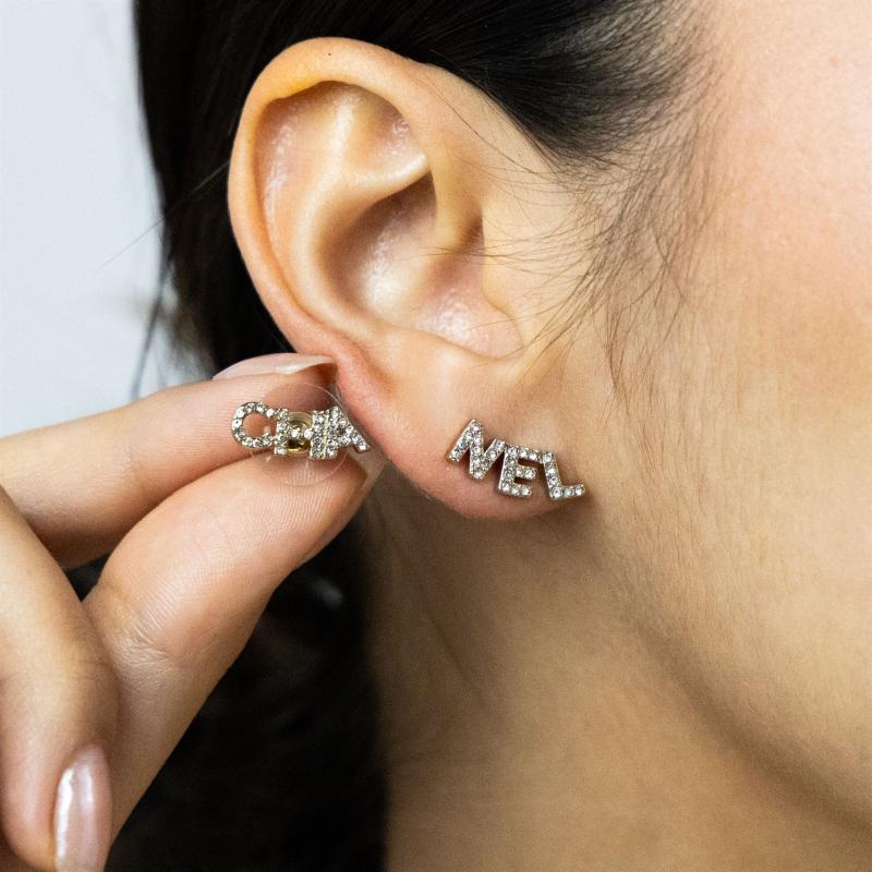 أقراط نصية بشعار CHAN 2