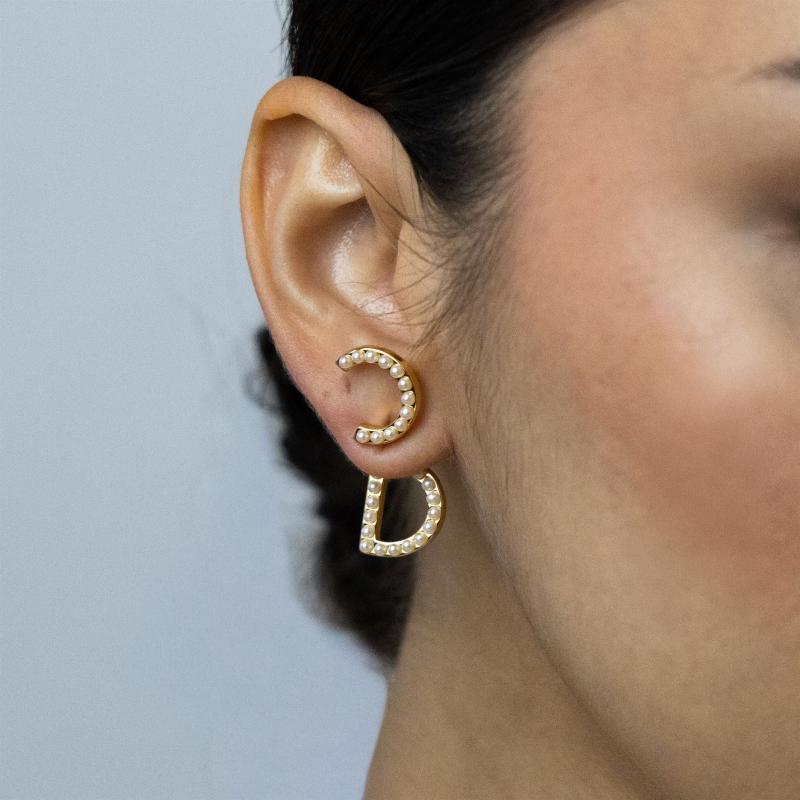 أقراط C&D بشعار أفقي مع لؤلؤ