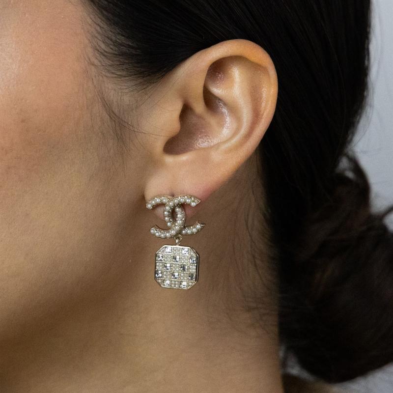 أقراط CHAN بشعار مع لؤلؤ وحجر متدلٍ بشكل لوحي