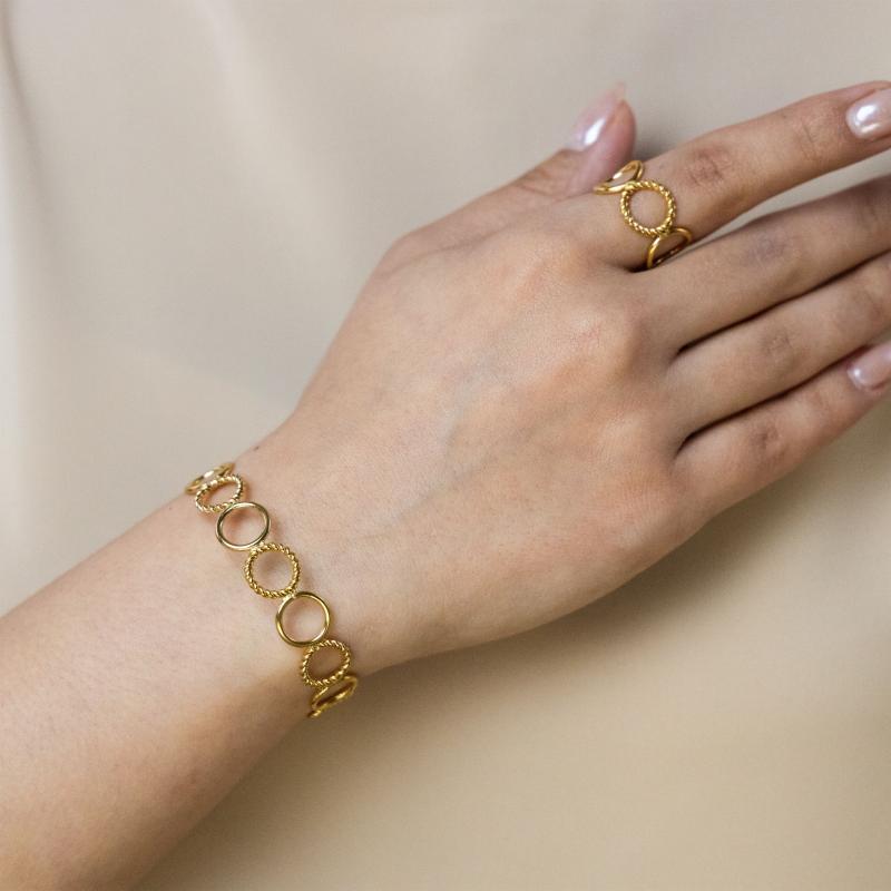 طقم أساور بتصميم دوائر ملتوية مع تشطيب متناوب