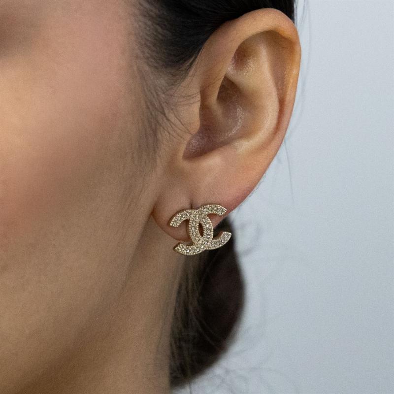 أقراط CHAN بشعار مرصع بالأحجار