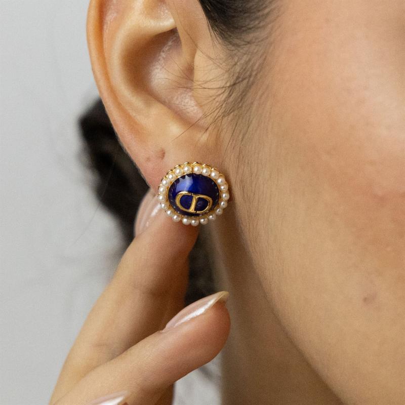 أقراط C&D بشعار مع لؤلؤ دائري مرصع بحجر أزرق