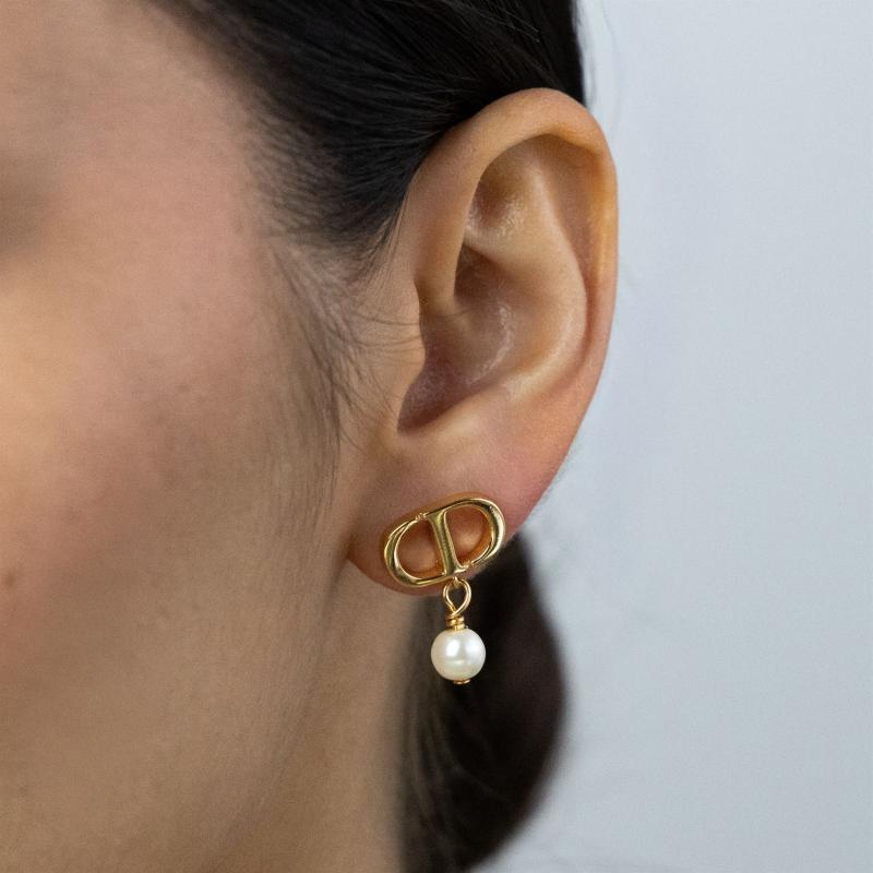 أقراط C&D بشعار مع لؤلؤ متدلٍ