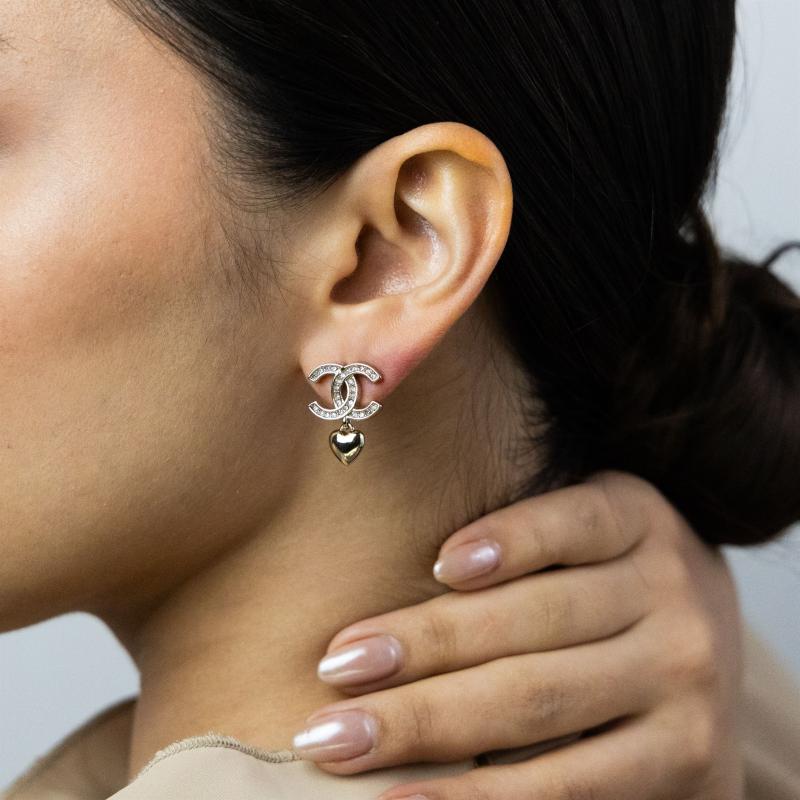 أقراط CHAN بشعار مع قلب متدلٍ