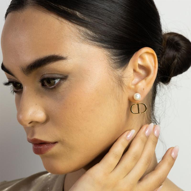 أقراط C&D لؤلؤية مع شعار متصل بخط