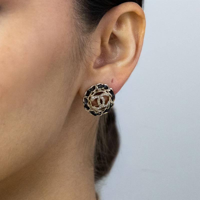 أقراط CHAN بشعار مع إطار سلسلة منسوجة